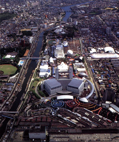 空から見渡す白鳥会場（出典：世界デザイン博覧会公式記録）