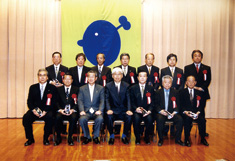 平成１４年度のモノづくりブランドNAGOYA表彰式。磯村会頭から顕彰企業12社へ表彰盾が贈られました