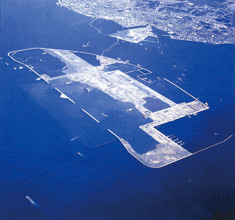 2002年1月、旅客ターミナルビル着工時の様子（出典：『セントレア未来へ』中部国際空港開港記念誌）