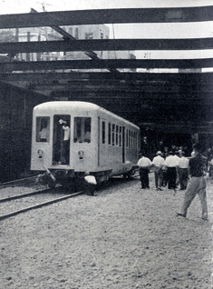 地下へ引き込まれる第一号車。８月７日３０馬力のウインチロープを使用し、ケーブルカー式に地下へ徐々に引降しました（写真提供：名古屋市交通局市営交通資料センター）