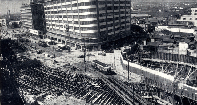工事中の名古屋駅前（出典：名古屋市交通局『地下鉄開通』）