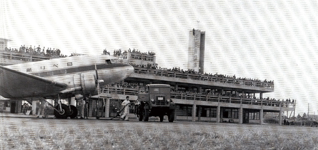 観光名所となったターミナルビル送迎デッキ。創業当時、観光入場料収入は全体の4割以上を占めておりました（出典：飛翔　写真でみる名古屋空港のあゆみ）