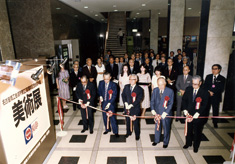 会員所蔵美術展のテープカット