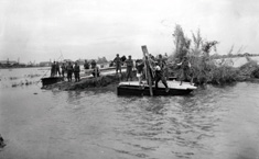 自衛隊が実施した応急復旧工事（筏川付近の仮締め切り工事の作業状況）（撮影者：陸上自衛隊、資料提供：中部地区自然災害科学資料センター）