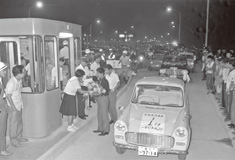 1964年9月6日、一宮IC開局当時の様子。一宮ICへ一番乗りした方に、花束が贈られました（写真提供：中日本高速道路株式会社）