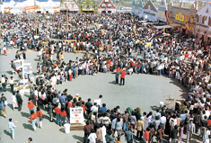 「世界の街並み」で大道芸を楽しむ人々（出典：ワールドインポートフェアナゴヤ公式記録）